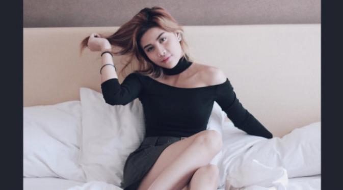 Intip aksi Karin Novilda, seorang vlogger remaja yang hobi pakai baju seksi di media sosial. Sumber: Instagram.com