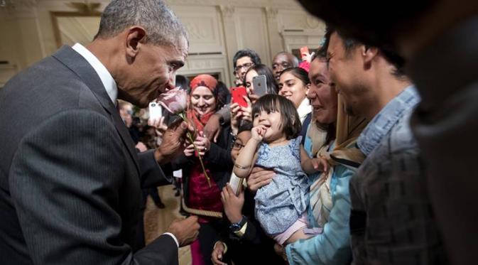 Obama di tengah keramaian resepsi perayaan Idul Fitri di Gedung Putih (Indian Express)