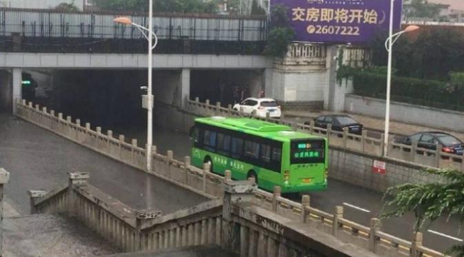 Seorang supir bus di kota Xingtai, provinsi Hebei, melakukan U-turn di ruang sempit ketika melihat banjir di depannya. (Sumber NetEase via Shanghaiist.com)