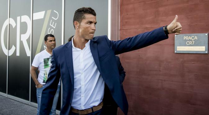 Cristiano Ronaldo menghadiri pembukaan Pestana CR7 Hotel di Funchal, Kepulauan Madeira, (22/7/2016). (EPA/Gregorio Cunha)
