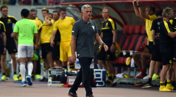 Aksi Jose Mourinho saat mendampingi Manchester United melawan Borussia Dortmund. (AFP)