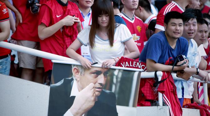 Sambutan fans Manchester United atas kehadiran Jose Mourinho di Tiongkok. (AFP)