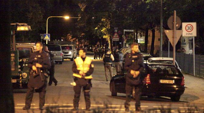 Aparat berjaga di jalan dekat lokasi penembakan di Munich (Reuters)