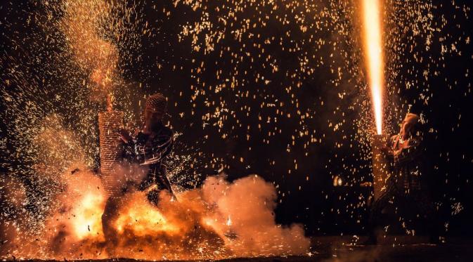 Festival Kembang Api Tradisional di Jepang. (​Hidenobu Suzuki/Bored Panda)