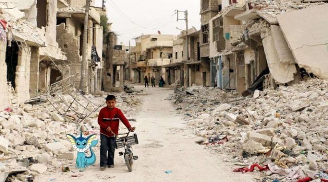 Karakter Vaporeon diletakkan di samping anak yang menentun sepeda di salah satu jalan di Suriah. (Khaled Akil)