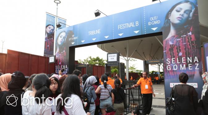 Kerumunan fans Selena Gomez sudah terlihat sejak sore (Adrian Putra/Bintang.com)