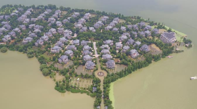 Perumahan mewah di sebuah pulau di Wuhan juga jadi wilayah terdampak banjir (Reuters)