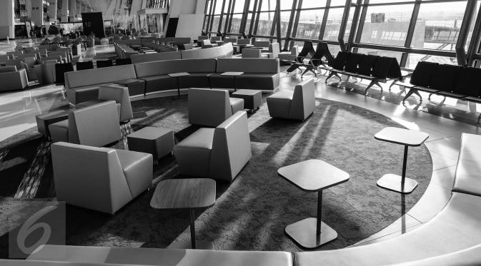 Deretan sofa dan meja di ruang tunggu Terminal 3 Ultimate Bandara Soekarno-Hatta, Cengkareng, Tangerang, Minggu (24/7). Desainnya banyak memanfatkan kaca pada ruang tunggu penumpang sehingga terlihat lebih luas dan terang.  (Liputan6.com/Fery Pradolo)