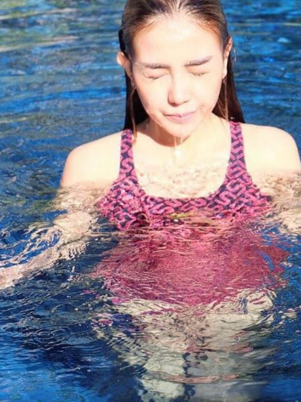 Pose basah-basahan, Bella Shofie dipuji netizen. (Instagram)