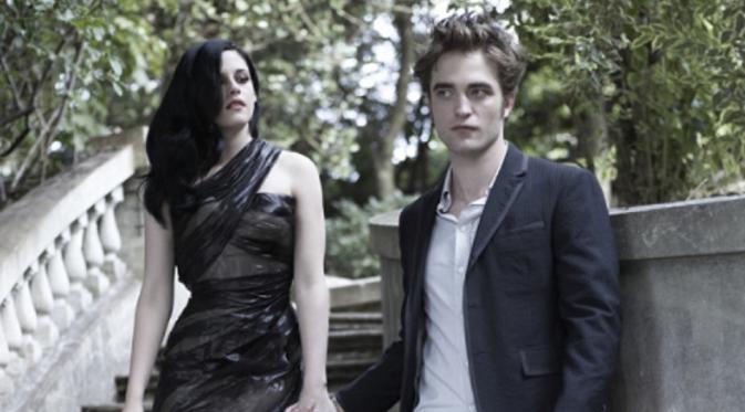 Robert Pattinson tengah berpacaran dengan FKA Twigs, anehnya masih belum bisa menghapus bayang-bayang mantan, Kristen Stewart.