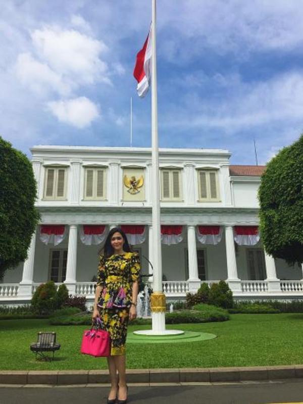 Maia Estianty foto di depan Istana Negara (Instagram/@maiastiantyreal)