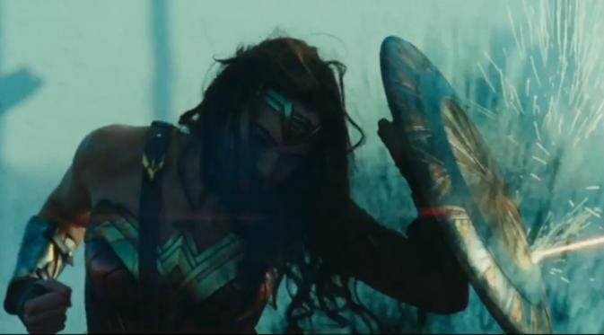Gal Gabot tampak perkasa sekaligus seksi dalam trailer film Wonder Woman. (source: Instagram)