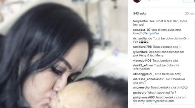 Merry Prakasa sedang mencium ibunya (Instagram/@ferrysalim)