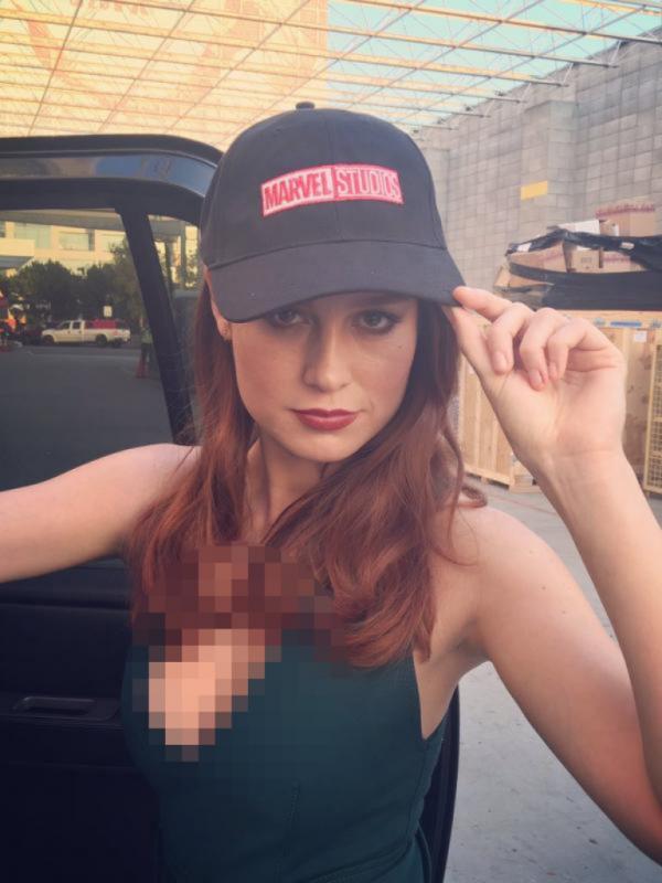 Aktris Brie Larson mengenakan topi berlogo Marvel. (Twitter - @brielarson)
