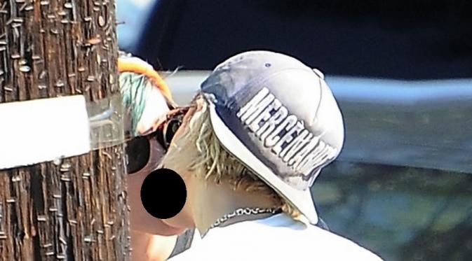 Kristen Stewart ciuman dengan sang pacar di muka publik. (source: justjared.com)