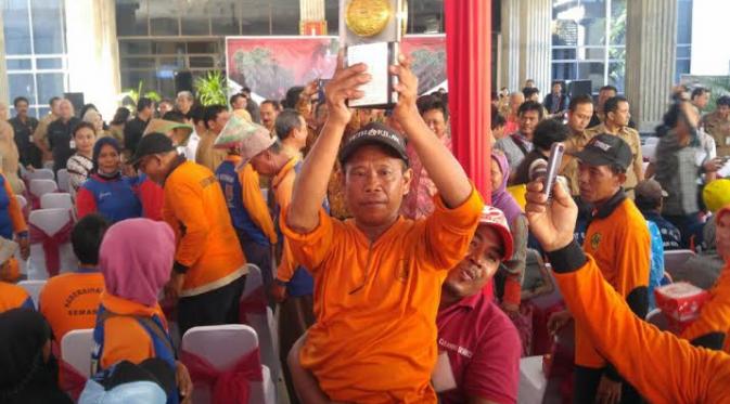 Penyapu jalan gemetar dan menangis angkat Piala Adipura (Liputan6.com / Edhie Prayino Ige)