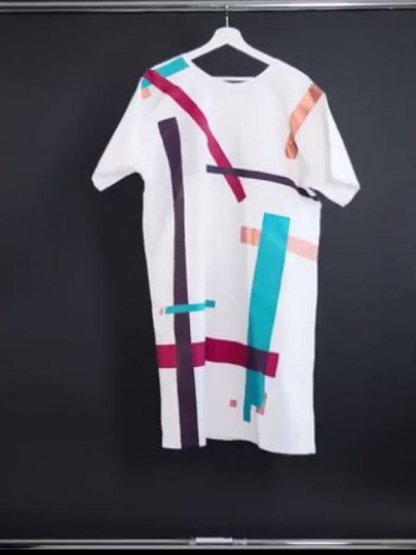 Proyek The Ward+Robes, membuat baju rumah sakit bagi para remaja yang sedang menjalani perawatan. (Via: boredpanda.com)