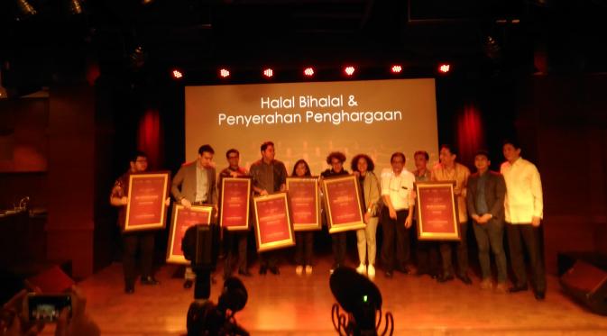 Penghargaan dari jaringan bioskop Cinema 21 pada film-film yang telah menembus angka 1 juta penonton di Djakarta Theater, Senin (25/7/2016)