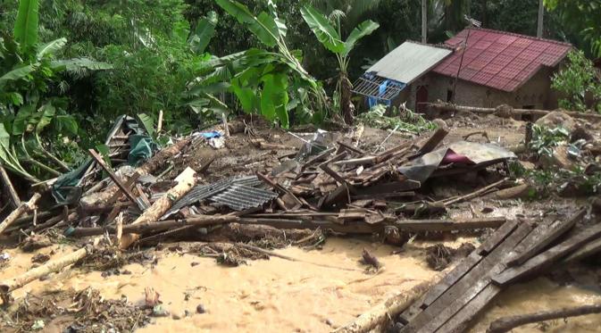 Longsor dan banjir bandang menerjang empat desa di Kecamatan Mancak, Kabupaten Serang, Banten, Senin (25/7/2016). (Liputan6.com/Yandhi Deslatama)