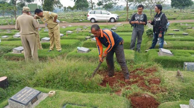 Makam fiktif di TPU Pondok Ranggon dibongkar. (Liputan6.com/Nanda Perdana)