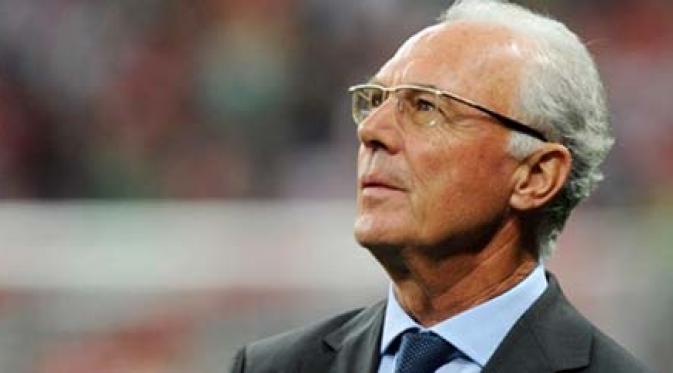 Bayern Munich's former President Franz Beckenbauer follows a ceremony prior to a friendly match between FC Bayern Munich Real Madrid in Munich, southern Germany, August 13, 2010. AFP PHOTO / CHRISTOF STACHE 