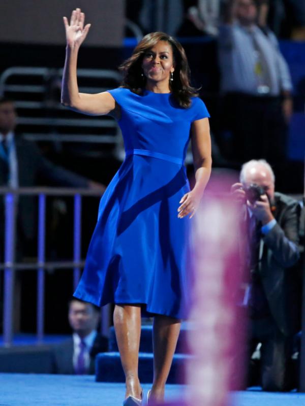 Indahnya gaun biru Michelle Obama rancangan desainer Christian Siriano (Foto: thenypost.com)