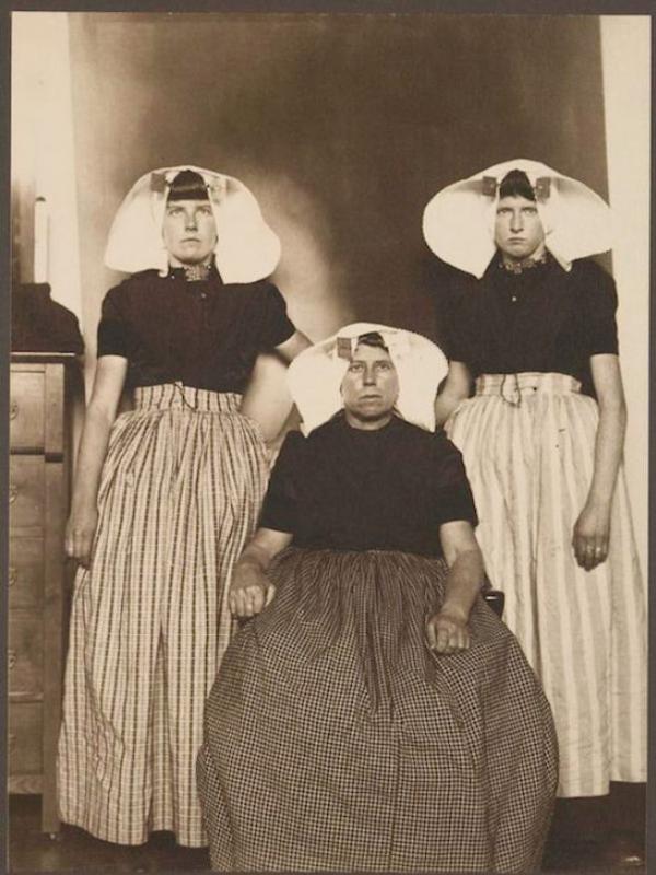 Three Dutch women. Sumber : mymodernmet.com