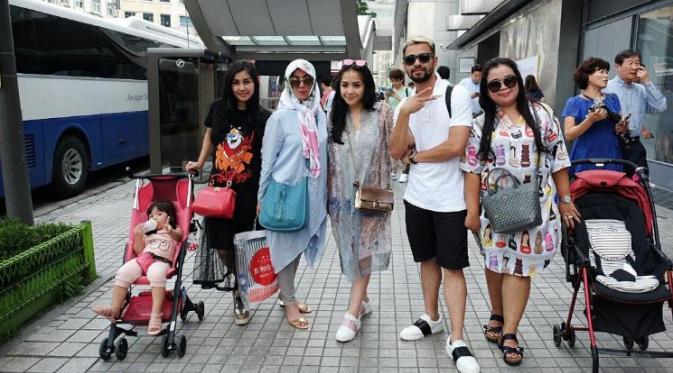 Raffi Ahmad dan Nagita Slavina mengajak keluarga besarnya berlibur di Korea Selatan. (Instagram @raffinagita1717)