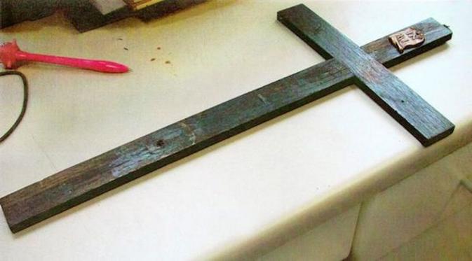Salib ini digunakan untuk membunuh seorang nenek (oddee)