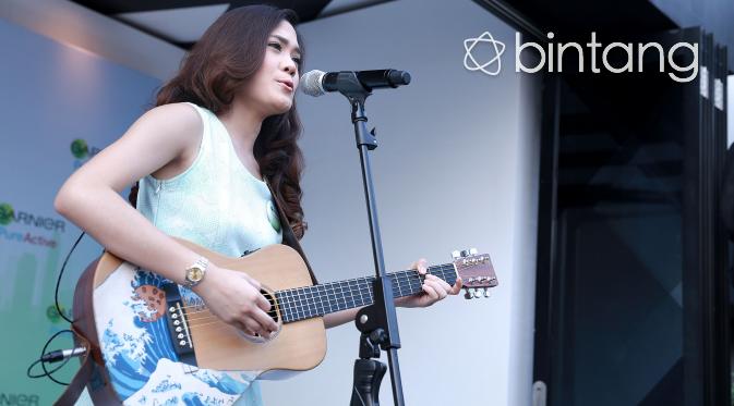 Sheryl Sheinafia bicara tentang gitar kesayangan (Galih W Satria/Bintang.com)