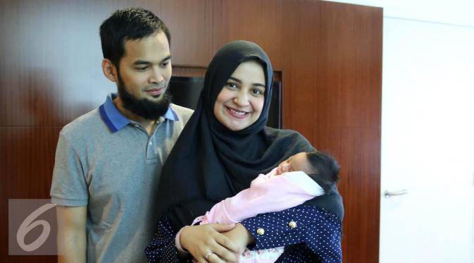 Teuku Wisnu dan Shireen Sungkar bersama putri kecilnya, Cut Hawa Medina Al Fatih. [Foto: Herman Zakharia/Liputan6.com]
