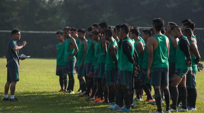 Pelatih fisik Timnas Indonesia U-19, Muchtar, saat melatih di Sawangan, Jawa Barat, Selasa (26/7/2016). (Bola.com/Vitalis Yogi Trisna)