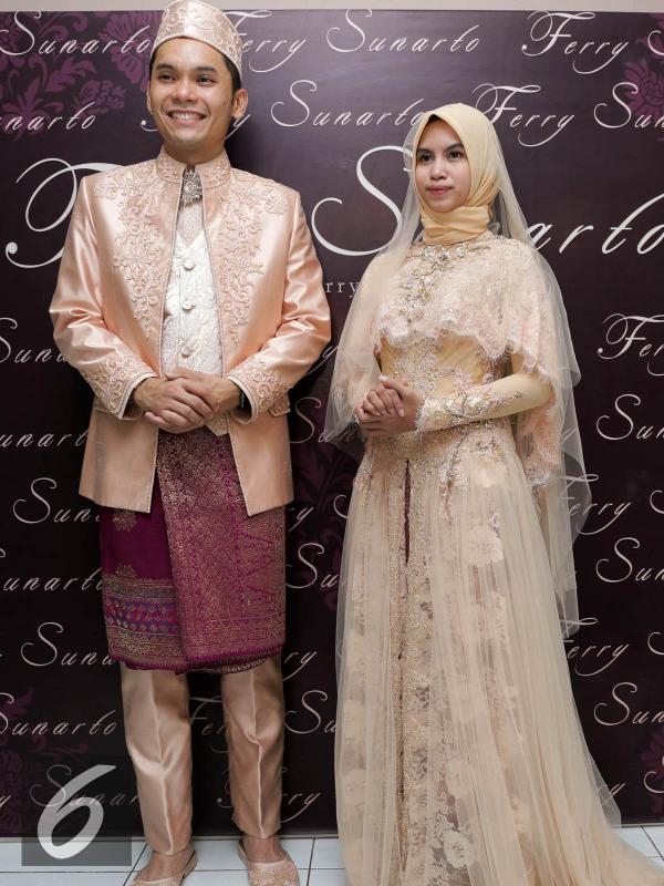 Ben Kasyafani dan calon istri, Nesyana Ayu Nabila saat melakukan fiting baju pengantin. (Herman Zakharia/Liputan6.com)