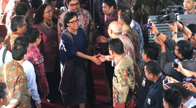 Menteri Keuangan yang baru Sri Mulyani Indrawati disambut saat tiba di Kementrian Keuangan, Jakarta, Rabu (27/7).Menkeu baru Sri Mulyani datang untuk saat serah terima jabatan dari Menkeu sebelumnya Bambang Brodjonegoro. (Liputan6.com/Angga Yuniar)
