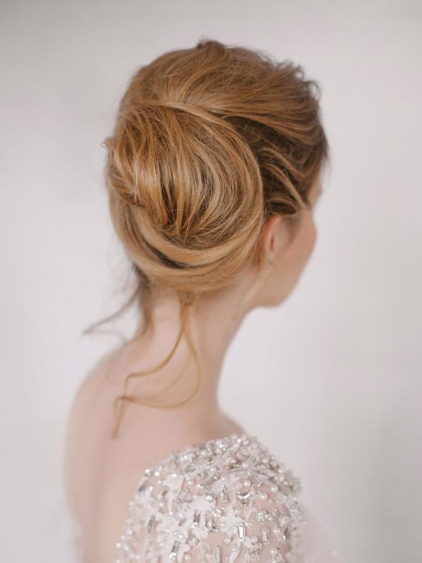 Agar terlihat berbeda dari biasanya, ada baiknya kamu menerapkan gaya rambut ini untuk hadiri pesta pernikahan. (via: Purewow.com)
