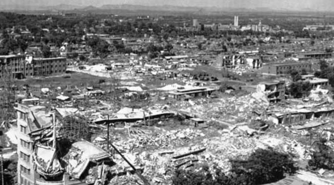 Gempa mengguncang Tangshan, Tiongkok pada 28 Juli 1976 (Britannica)