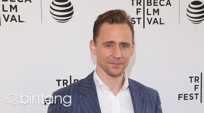Tak hanya itu saja, Tom Hiddleston sangat sering memperlihatkan keindahan bokongnya dalam drama seri tersebut. Bahkan, warga Inggris menyebutkan dirinya dapat gelar predikat 'Bum'. Bum adalah bokong indah dalam bahasa Inggris. (AFP/Bintang.com)