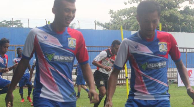 Persiba Balikpapan sedang berlatih di Stadion Parikesit (Liputan6.com / Abelda Gunawan) 