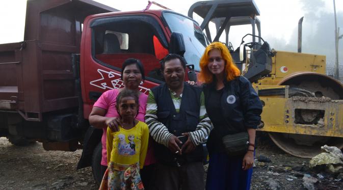 Supir truk dan keluarganya asal Manado yang membantu Aleksandra dan Dimitrii di Papua. (Aleksandra-Dimitrii)