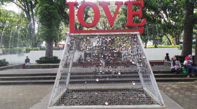 Taman Love atau Taman Cinta berlokasi di Balai Kota Bandung. (Liputan6.com/Okan Firdaus)