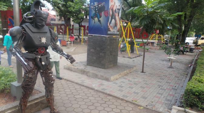 Taman Super Hero di Jalan Anggrek menjadi favorit keluarga muda mengajak anak-anak mereka. (Liputan6.com/Okan Firdaus)