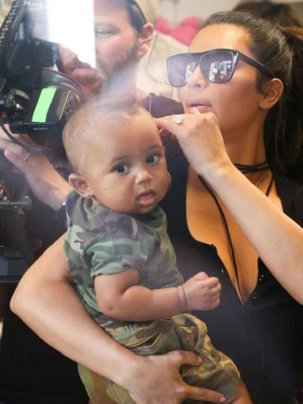 Kim Kardashian saat menggendong anak keduanya, Saint West (RadarOnline)