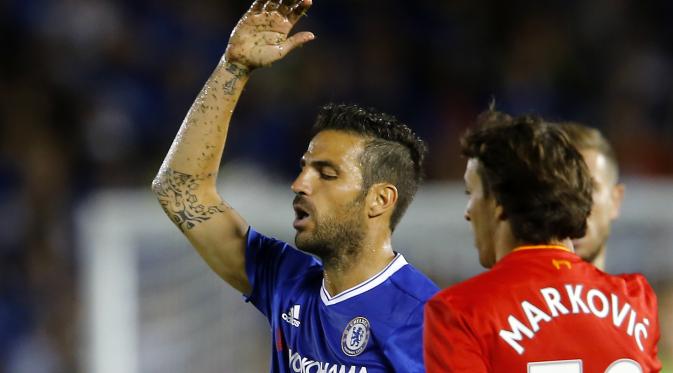 Reaksi Cesc Fabregas saat mendapat kartu merah dalam pertandingan Chelsea vs Liverpool, Kamis (28/7/2016). (Reuters / Mike Blake Livepic)