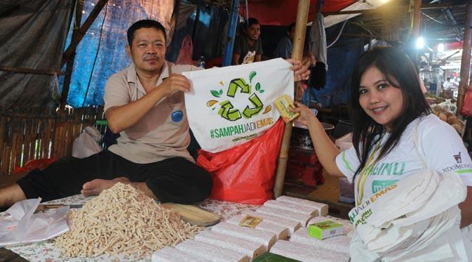 Tim Sido Muncul Tolak Linu membagikan kantong belanja “recycle bag” kepada pedagang di Pasar Anyar, Tangerang..