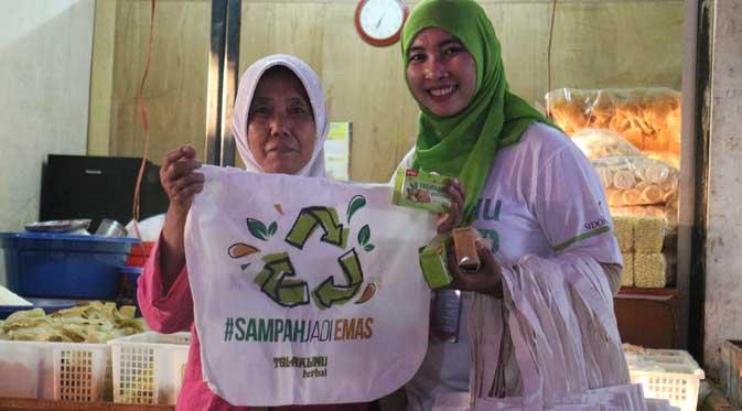 Tim Sido Muncul Tolak Linu menunjukkan kantong belanja daur ulang yang akan dibagikan kepada pengunjung di Pasar Anyar, Tangerang.
