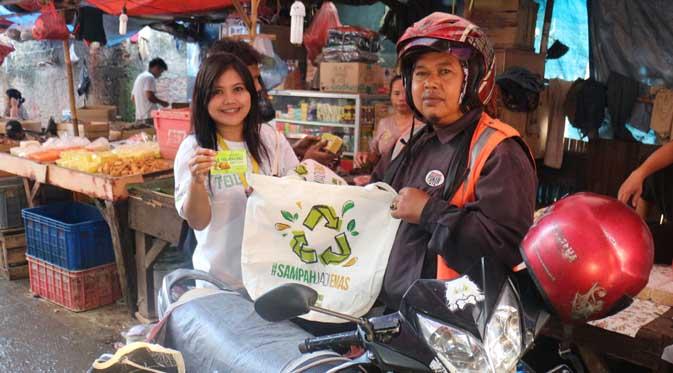 Selain membagikan kantong belanja daur ulang kepada pengunjung di Pasar Anyar, Tangerang. Tim Sido Muncul juga memperkenalkan produk barunya, Tolak Linu Mint yang merupakan pengembangan dari Tolak Linu Herbal.