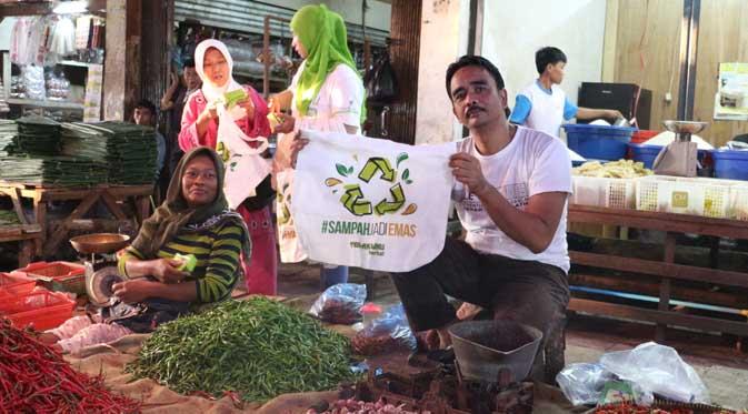  Pedagang di Pasar Anyar, Tangerang memamerkan kantong belanja daur ulang dari Tolak Linu.