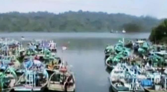 Aktivitas perahu wisata ke Nusakambangan maupun obyek wisata lainnya, seperti Teluk Penyu, juga dihentikan.