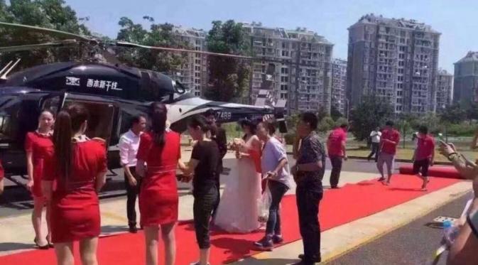 Sang pengantin pria menyewa helikopter tersebut untuk membawa mempelai wanitanya ke altar pernikahan mereka (Shanghaiist.com).