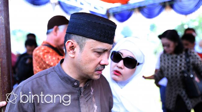 Adi Bing Slamet saat pemakaman ibunya, Ratna Komala Furi (Nurwahyunan/Bintang.com)